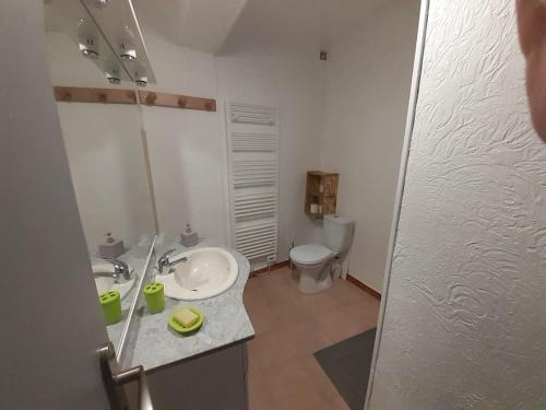 Koupelna v ubytování F2 de caractère dans un hameau typique provençal