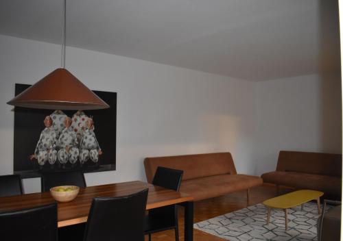 a living room with a table and a couch at Ruhiger Vorort Bern kostenloses Parken 6km Zentrum in Zollikofen