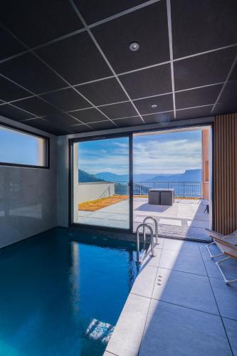 une piscine avec vue sur l'océan dans l'établissement Villa & Spa Kyo-Alpes, piscine intérieures privées-Belledonne, à La Combe-de-Lancey
