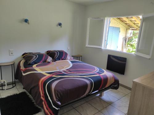 une chambre avec un lit et une fenêtre dans l'établissement Maison en campagne, à Pernes-les-Fontaines
