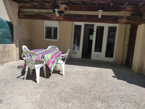 un patio avec une table et des chaises sur un patio dans l'établissement Maison en campagne, à Pernes-les-Fontaines