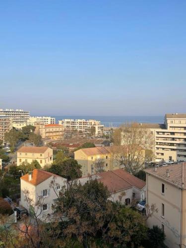 une ville avec des bâtiments et l'océan en arrière-plan dans l'établissement Casa Bastiaccia, à Bastia