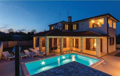 ein Haus mit einem Swimmingpool davor in der Unterkunft Charakteristisches Ferienhaus im Dorf Kavran, gelegen in einer landschaftlich schönen Umgebung in Kavran