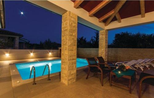 eine Terrasse mit Pool in der Nacht in der Unterkunft Charakteristisches Ferienhaus im Dorf Kavran, gelegen in einer landschaftlich schönen Umgebung in Kavran