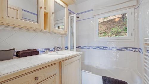 une salle de bain avec un lavabo et une fenêtre dans l'établissement LES CIGALES, Superbe vue - Golfe de Sainte-Maxime, à Sainte-Maxime