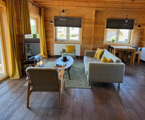 Χώρος καθιστικού στο Vakantiehuis aan bosrand in Eifel nabij Cochem-Zell aan de Moezel - Dichtbij De Calmont Klettersteig Bremm - Green House