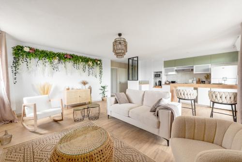 Il comprend un salon avec un mobilier blanc et une cuisine. dans l'établissement Appartement Premium jacuzzi terrasse climatisation, à Frouzins