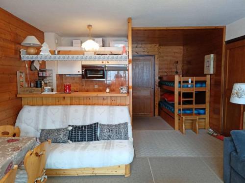 Cette petite chambre comprend un lit et une cuisine. dans l'établissement Sylvia 46, joli studio ensoleillé en centre-ville - Multipass inclu, à Châtel
