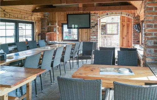 Un restaurante o sitio para comer en 1 Bedroom Beautiful Home In Gubin