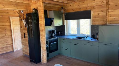 Η κουζίνα ή μικρή κουζίνα στο Vakantiehuis aan bosrand in Eifel nabij Cochem-Zell aan de Moezel - Dichtbij De Calmont Klettersteig Bremm - Blue House
