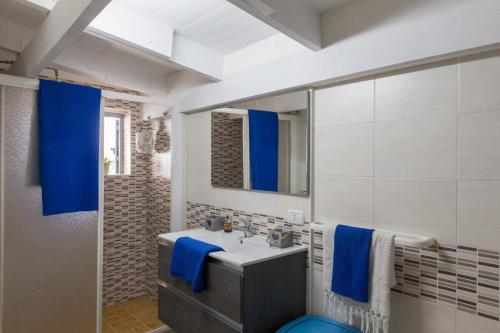 a bathroom with a sink and a mirror at Casa Ezio 2 fronte mare a Punta Grossa di Punta Prosciutto in Punta Prosciutto