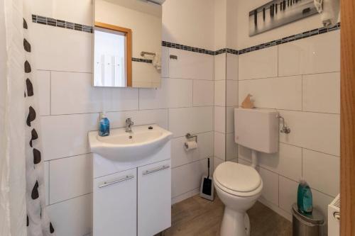 ホーヴァハトにあるLuv und Lee - Strandperleのトイレと洗面台を備えた白いバスルーム