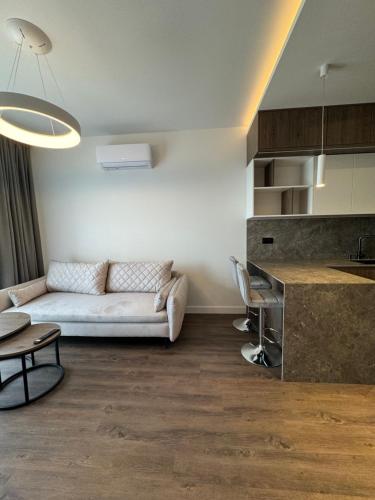 a living room with a couch and a table at VIP Apartament Kopisto CENTRUM in Rzeszów