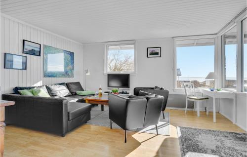Χώρος καθιστικού στο 3 Bedroom Stunning Home In Snedsted
