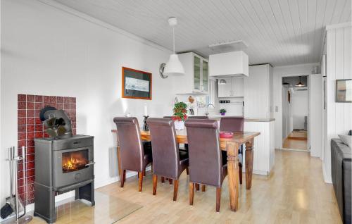a kitchen and dining room with a table and a stove at 3 Bedroom Stunning Home In Snedsted in Snedsted