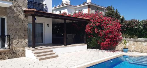 Πισίνα στο ή κοντά στο Hillside Villa with Sea Views