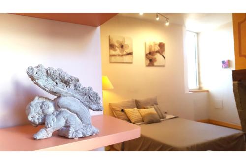 une statue d'un enfant sur une table dans une pièce dans l'établissement La Maison bleue, un emplacement de choix à Rodez, à Rodez
