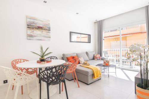 Beautiful & fully renovated 2BD apt - in city center - 20 meters from beach