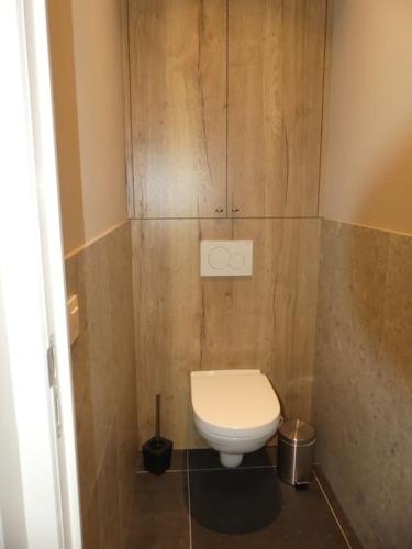 a small bathroom with a toilet in a room at vakantiehuis Le Libr-air in Koksijde
