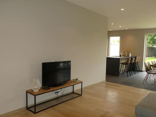 a living room with a flat screen tv on a table at vakantiehuis Le Libr-air in Koksijde