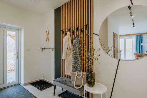 ein Zimmer mit einem Stuhl und einem Spiegel in der Unterkunft Honstryk Relax & Fun Apartamenty z balią i przestrzenią dla rodzin in Krempachy