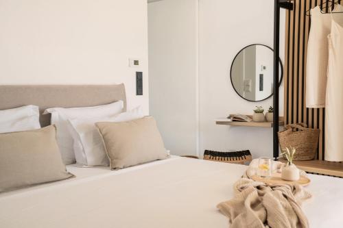 Кровать или кровати в номере NOIA Parga Villas - Adults Only