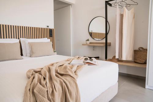 Кровать или кровати в номере NOIA Parga Villas - Adults Only