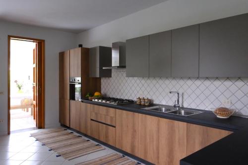 Kuchyň nebo kuchyňský kout v ubytování Casa Graziella 39 - Villa privata a 5 minuti dal mare