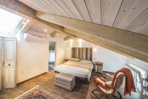 - une chambre avec un lit et un plafond en bois dans l'établissement Le Stanze Di Leonardo, à Cesenatico