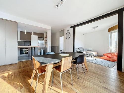 une cuisine et une salle à manger avec une table et des chaises dans l'établissement Le Balthazar, à Épernay