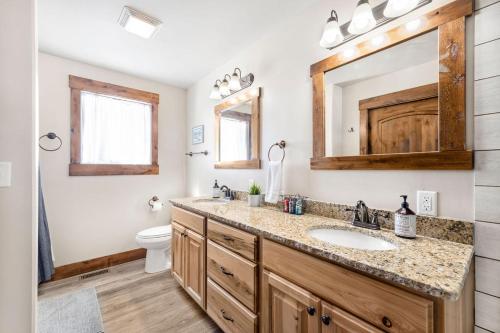 un bagno con lavandino e WC di Hottub Mountain Views Atv Trails Trailer Parking a Island Park