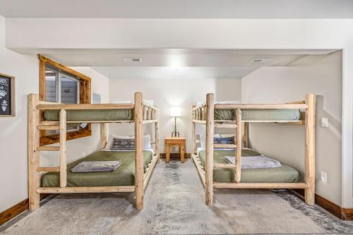 una camera da letto con tre letti a castello in una stanza di Hottub Mountain Views Atv Trails Trailer Parking a Island Park