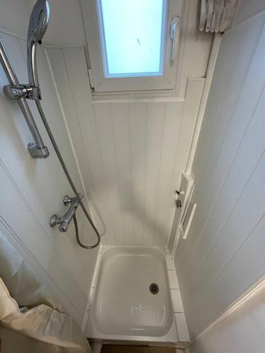 une petite salle de bain avec un lavabo et une fenêtre dans l'établissement Charming Studio, à Pantin