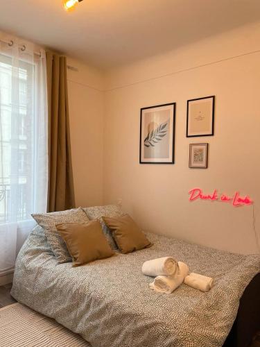 une chambre avec un lit avec une serviette dessus dans l'établissement Charming Studio, à Pantin
