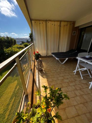 a balcony of a house with a view of the ocean at Apt "Laura" Terrasse - Parking - Plage - 5pers in Juan-les-Pins
