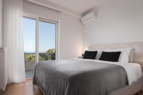 Postel nebo postele na pokoji v ubytování Athenian Riviera Sea View Penthouse