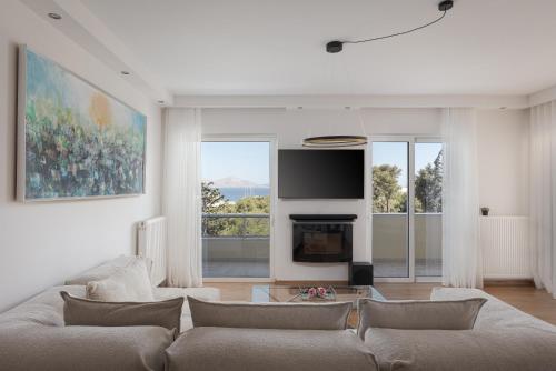 TV a/nebo společenská místnost v ubytování Athenian Riviera Sea View Penthouse