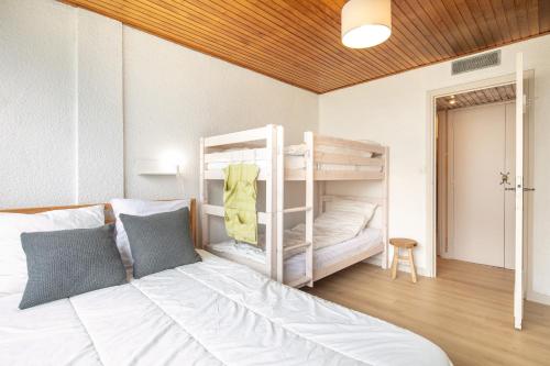 - une chambre avec un lit et 2 lits superposés dans l'établissement Le Refuge - Appt vue montagne, à Chamrousse