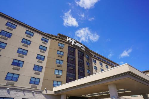 a building with the hotel on top of it at Hôtel Must Aéroport de Québec par JARO in Quebec City