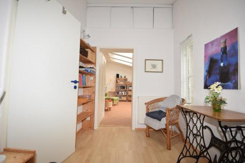 una cucina e una sala da pranzo con tavolo e sedie di Ferienhaus Dörte a Hohwacht