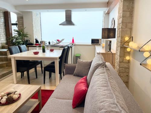 un salon avec un canapé et une table dans l'établissement Appartement cosy proche Paris, à Alfortville