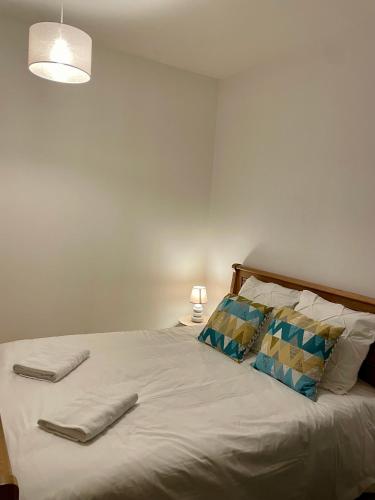 une chambre avec un lit avec deux serviettes dessus dans l'établissement Appartement cosy proche Paris, à Alfortville