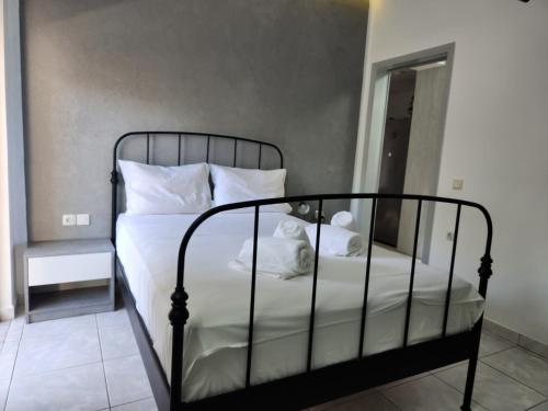 Ένα ή περισσότερα κρεβάτια σε δωμάτιο στο Sarri Holiday Home