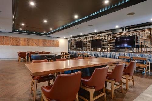 Restoran atau tempat lain untuk makan di DoubleTree by Hilton Denver International Airport, CO