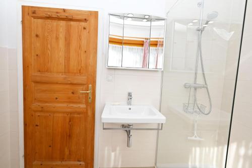 Bilik mandi di Haus Osbahr Ferienwohnung Waldtraud