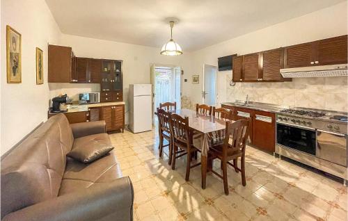 A kitchen or kitchenette at Stunning Home In Marina Di Lizzano