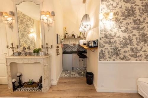 un salon avec cheminée et papier peint dans l'établissement A 2 pas de la Tour Eiffel, à Paris