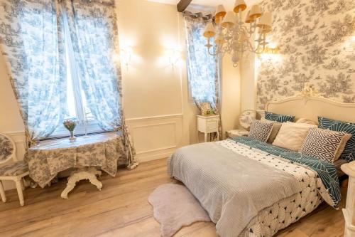 une chambre avec un lit et une fenêtre dans l'établissement A 2 pas de la Tour Eiffel, à Paris