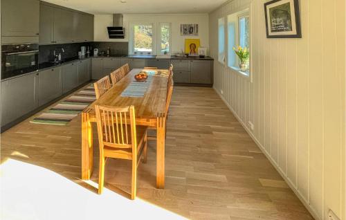 eine Küche mit einem Holztisch und Holzstühlen in der Unterkunft Stunning Home In Songe With Wifi in Songe