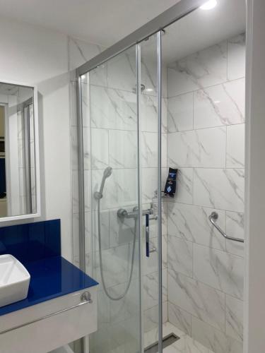 巴统Orbi Panorama Sea ​​view的带玻璃门淋浴间的浴室